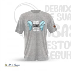 Camiseta Cristã - Debaixo suas asas estou seguro Camiseta Cristã - Debaixo suas asas estou seguro